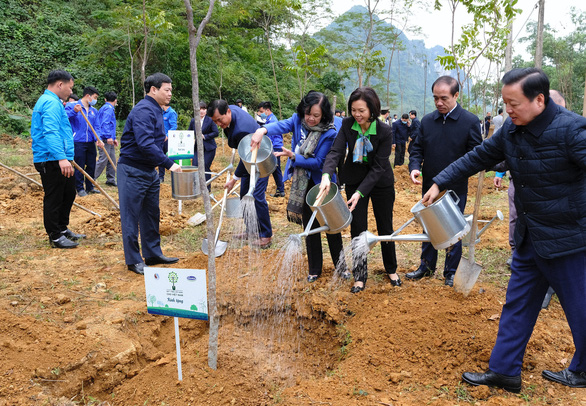 Đại biểu và đoàn viên thanh niên, học sinh tỉnh Tuyên Quang cùng nhau trồng cây tại Lán Hang Thia, Khu di tích lịch sử Tân Trào