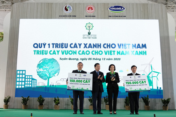 Tại sự kiện, ông Trần Hồng Hà - Bộ trưởng Bộ Tài nguyên & Môi trường cùng đại diện Vinamilk trao tặng bảng tượng trưng 270.000 cây xanh đến 2 tỉnh Thái Nguyên và Tuyên Quang