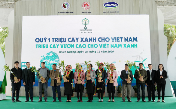Các hộ dân đại diện cho người dân tỉnh Tuyên Quang nhận các cây giống từ chương trình