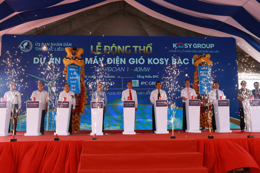 Đại diện lãnh đạo tỉnh Bạc Liêu và Tập đoàn Kosy thực hiện nghi thức động thổ Nhà máy điện gió Kosy Bạc Liêu