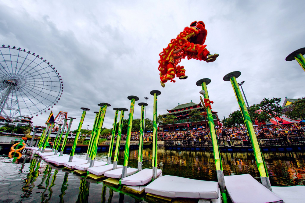 Trình diễn Mai hoa thung tại sân khấu mặt nước Công viên Châu Á- Asia Park