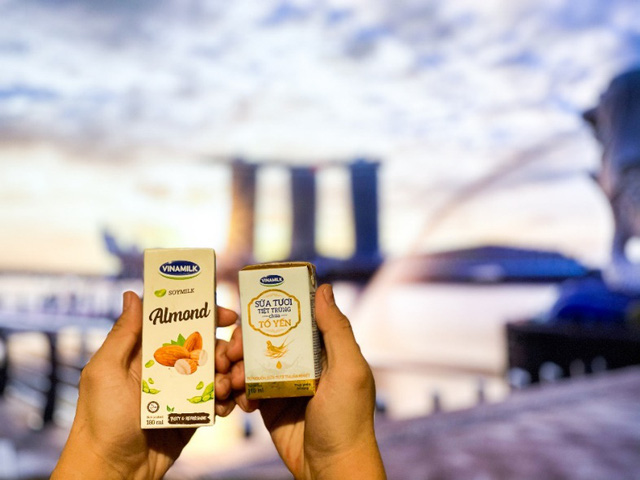 Từ đầu tháng 3/2021, những sản phẩm sữa tươi chứa tổ yến đầu tiên của Vinamilk đã chính thức chào sân đảo quốc sư tử