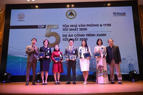Bà Lê Thị Hồng Na (áo dài) – GĐ Trung tâm R&D Phuc Khang Corporation nhận kỷ niệm chương chứng nhận dự án Diamond Lotus Riverside lọt TOP 5 dự án CTX tốt nhất 2020.