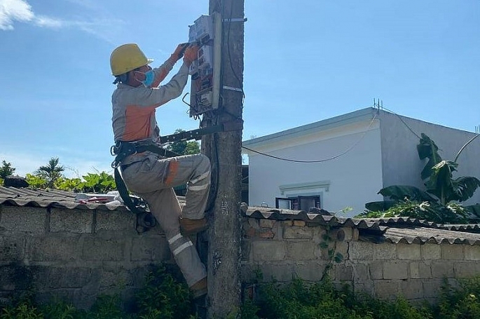 Công nhân Công ty Điện lực Hà Tĩnh đang tiến hành lắp đặt công tơ điện tử đo xa.