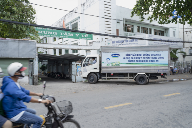Sáng sớm ngày 1/6, các chuyến xe của Vinamilk đã rời kho, lên đường đến nhiều điểm tiếp nhận hỗ trợ tại các bệnh viện tuyến đầu và Trung tâm y tế quận Gò Vấp tại TP.HCM