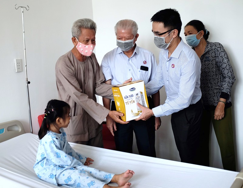 Vinamilk cùng Hội Bảo trợ Bệnh nhân nghèo TP.HCM đến thăm và tặng quà cho bé Bảo Trân tại BV Tim Tâm Đức