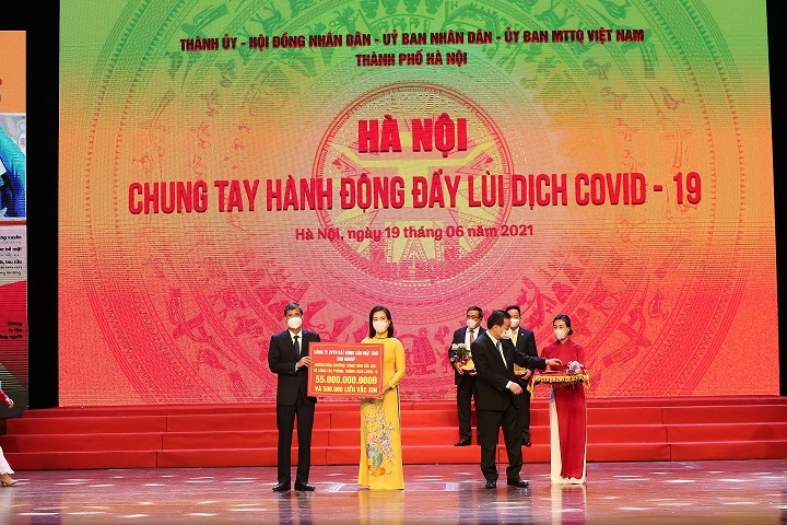 Tập đoàn Sun Group đã trao tặng 55 tỷ đồng cho Quỹ vaccine Covid-19 của thành phố Hà Nội.