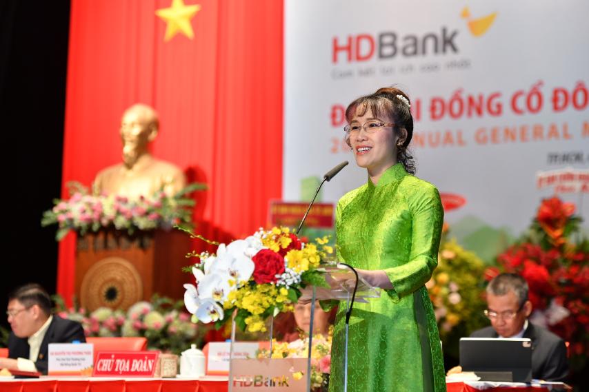 Bà Nguyễn Thị Phương Thảo – Phó Chủ tịch thường trực HĐQT trình bày Phương án phân phối lợi nhuận, kế hoạch chia cổ tức năm 2020 và Phương án tăng Vốn Điều Lệ năm 2021.