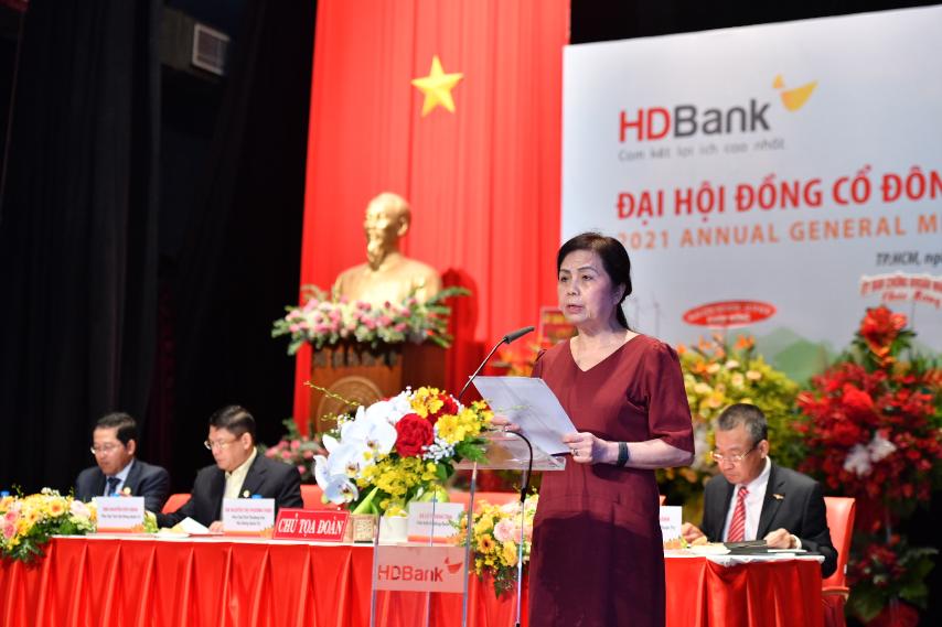 Bà Lê Thị Băng Tâm - Chủ tịch HĐQT trình bày Báo cáo hoạt động năm 2020 và Định hướng hoạt động năm 2021 của Hội đồng quản trị