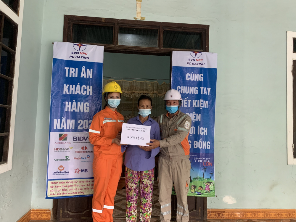 Công ty Điện lực Hà Tĩnh trao quà cho hộ gia đình ông Nguyễn Hữu Thê, xã Việt Tiến, huyện Thạch Hà (Hà Tĩnh).