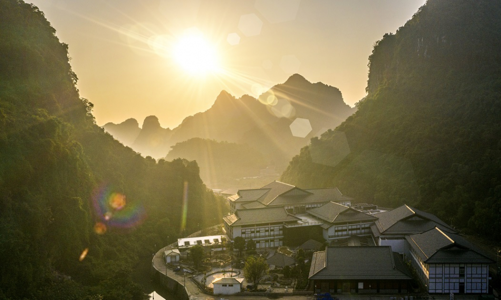 Yoko Onsen Quang Hanh tọa lạc giữa thung lũng trong lành