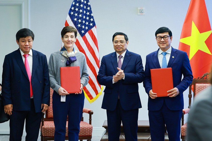 Bà Stephanie von Friedeburg - Phó Chủ tịch điều hành cao cấp IFC (thứ 2 từ trái sang) và ông Trần Hoài Nam - Phó Tổng giám đốc HDBank (bìa phải) trao văn kiện ký kết dưới sự chứng kiến của Thủ tướng Chính phủ Phạm Minh Chính.