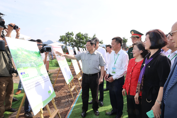 Thủ tướng Chính phủ Phạm Minh Chính và đoàn công tác nghe giới thiệu về tổ hợp dự án có vốn đầu tư lên đến hơn 3.000 tỉ đồng của Vinamilk và Mộc Châu Milk