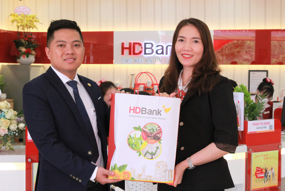 Trong không khí tưng bừng của lễ khai trương, HDBank Tuy Đức - Đắk Nông cũng dành nhiều phần quà hấp dẫn cho khách hàng đến giao dịch cùng với nhiều chương trình khuyến mãi