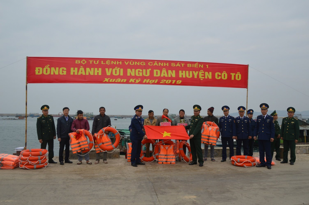 BTL Vùng cảnh sát biển 1 tặng quà cho bà con ngư dân huyện đảo Cô Tô- Quảng Ninh.