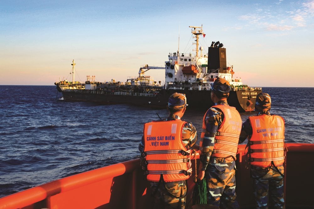 BTL Vùng cảnh sát biển 2 dẫn giải tàu Pacipic Ocean về xử lý vi phạm.