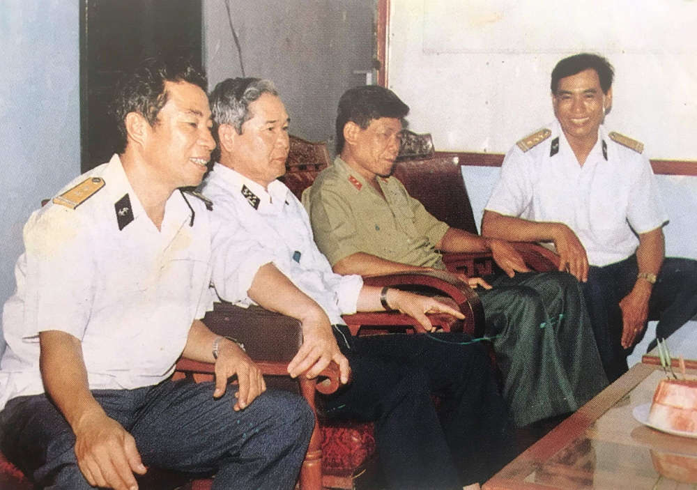 Trung tướng Lê Khả Phiêu nói chuyện biển, đảo với Ban chỉ huy Lữ đoàn 171 mùa Thu năm 1995, nhân dịp ông đến thăm, ảnh Lê Khanh