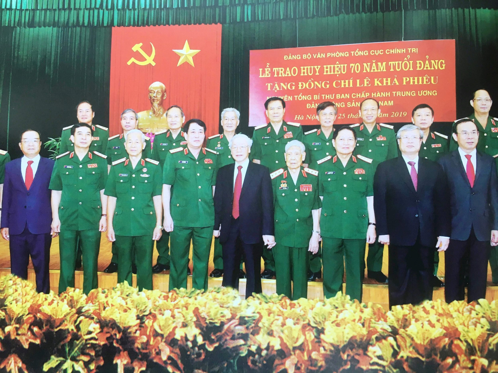 Tổng Bí thư Lê Khả Phiêu chụp ảnh lưu niệm với Tổng Bí Thư- Chủ tịch nước Nguyễn Phú Trọng cùng các tướng lĩnh quân đội trong lễ ông được tặng huy hiệu 70 năm tuổi đảng. Ảnh chụp từ tư liệu.