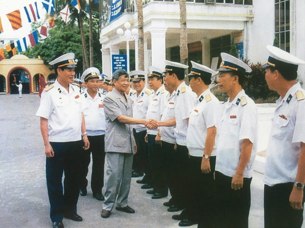 Tổng Bí thư Lê Khả Phiêu thăm cán bộ chiến sĩ Quân chủng Hải quân năm 2000, ảnh chụp lại từ ảnh tư liệu