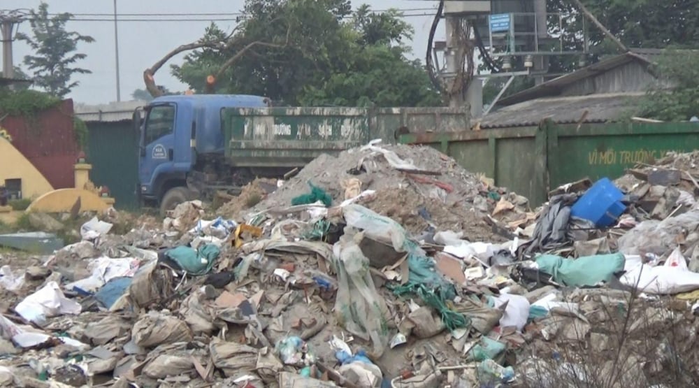 Chở rác đến đổ tại đồng Tổ Sáo, thôn Đông, xã Việt Hùng, huyện Đông Anh, Hà Nội.