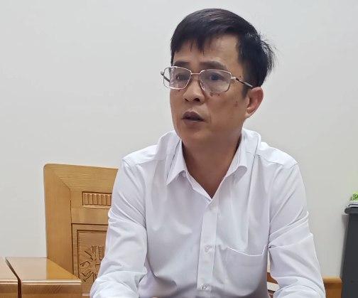 Ông Nguyễn Hữu Sáng – Chủ tịch UBND xã Việt Hùng trao đổi với Phóng viên