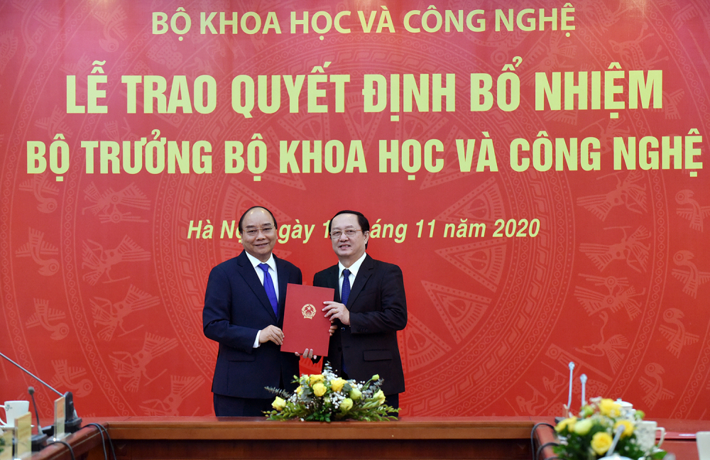 Thủ tướng Chính phủ Nguyễn Xuân Phúc trao quyết định bổ nhiệm cho tân Bộ trưởng Bộ Khoa học và Công nghệ Huỳnh Thành Đạt