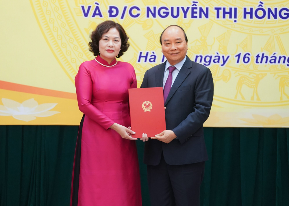 Anh1: Thủ tướng Nguyễn Xuân Phúc trao Quyết định của Chủ tịch nước bổ nhiệm Thống đốc NHNN Việt Nam đối với bà Nguyễn Thị Hồng