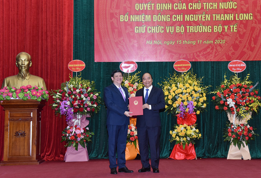 Thủ tướng Nguyễn Xuân Phúc trao quyết định bổ nhiệm cho tân Bộ trưởng Bộ Y tế