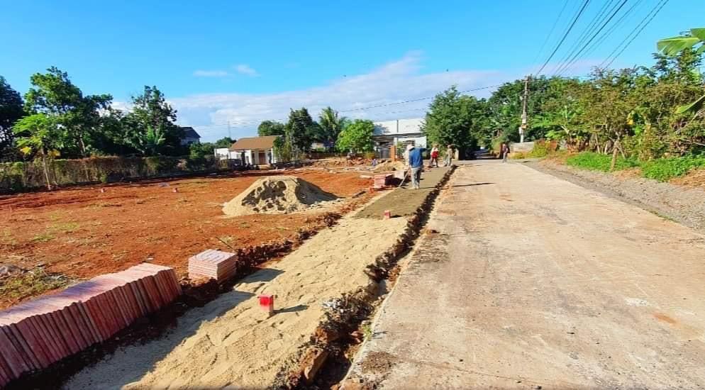 Khu đất đang được lát gạch, xây dựng cơ sở hạ tầng tại thôn 7, xã Cư Êbur, thành phố Buôn Ma Thuột để mở bán