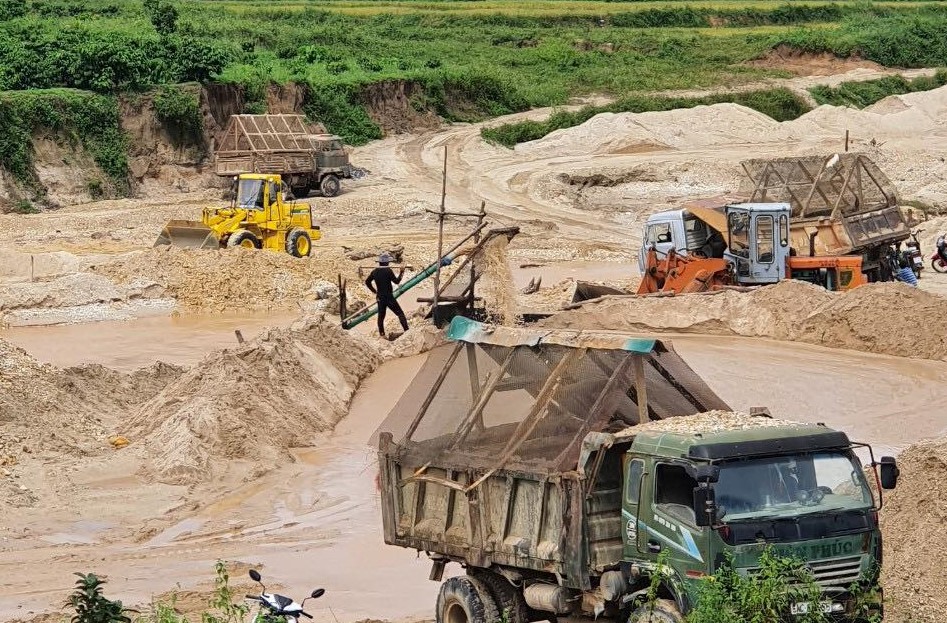 “Đại công trường”  mỏ cát của Công ty Trang Đức tại xã Ayun, huyện Mang Yang 
