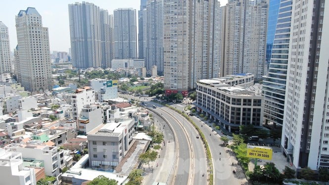 Tuyến đường Nguyễn Hữu Cảnh dài 3,2 km nhưng gánh cả chục khu khu chung cư.