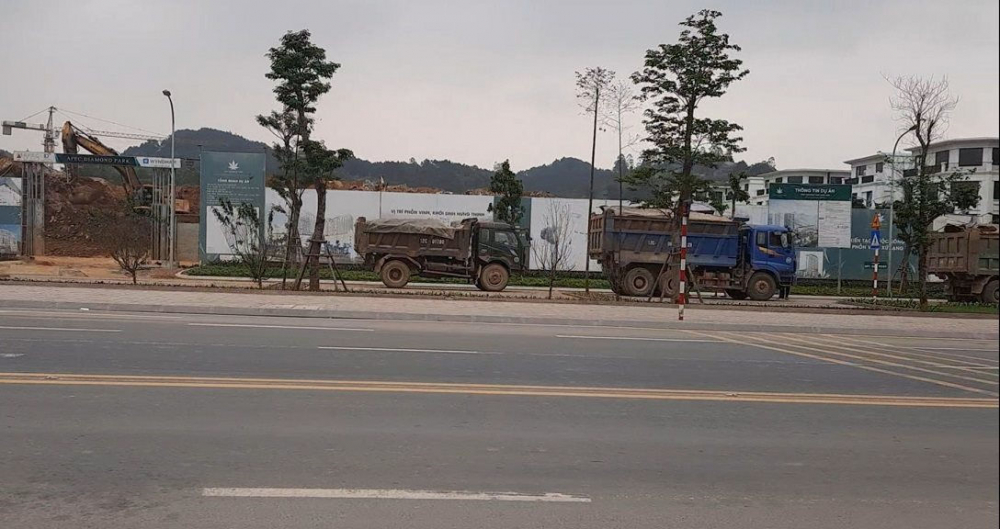 Các xe chở đất thải từ dự án Apec Diamond Park Lạng Sơn.