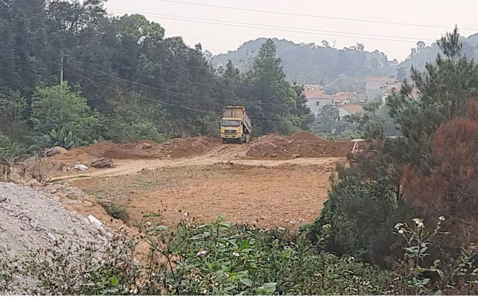 Đất thải được đổ xuống các thửa đất lúa ở thôn Nà Pàn, xã Hoàng Đồng, TP.Lạng Sơn.