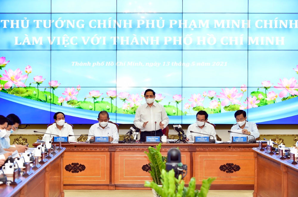 Thủ tướng Phạm Minh Chính (thứ hai, bên phải), các Phó Thủ tướng Lê Minh Khái (thứ nhất bên phải), Lê Văn Thành (thứ hai bên trái) trao đổi với lãnh đạo TPHCM.  Ảnh: VGP/Nhật Bắc