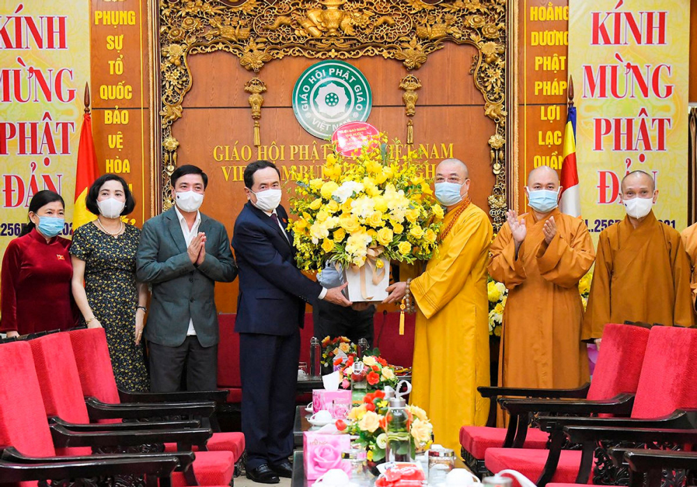 Phó Chủ tịch Thường trực Quốc hội Trần Thanh Mẫn thăm tặng hoa chúc mừng Hội đồng Trị sự Giáo Hội Phật giáo Việt Nam nhân dịp Đại lễ Phật đản. Ảnh: quochoi.vn