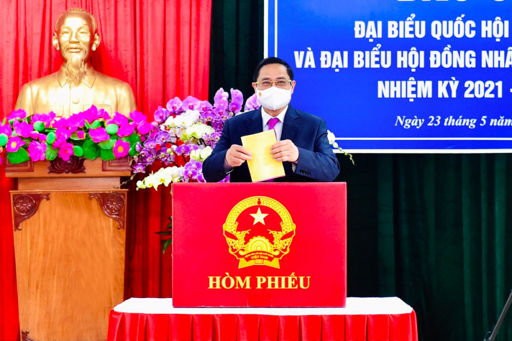 Thủ tướng Chính phủ Phạm Minh Chính bỏ phiếu bầu cử tại khu vực bỏ phiếu số 18, phường Cái Khế, quận Ninh Kiều, thành phố Cần Thơ.