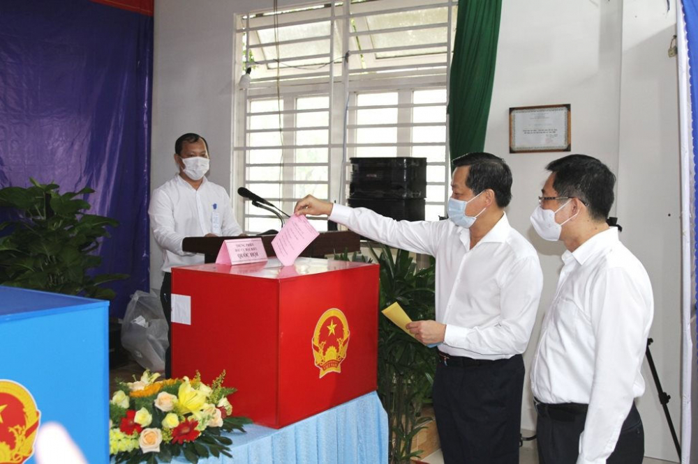 Phó Thủ tướng Chính phủ Lê Minh Khái bỏ lá phiếu bầu cử đầu tiên, tại Khu vực bỏ phiếu số 19 (trụ sở điều hành khu phố 5, P.An Phú, TP.Thủ Đức). Ảnh: VGP
