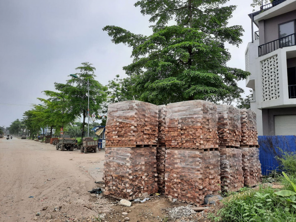 Dự án Khu đô thị Nam đường 32 đã đưa giai đoạn 1 vào hoạt động nhưng nhiều hạng mục vẫn còn chưa được hoàn thiện, đường giao thông chưa được kết nối đồng bộ khiến cư dân vào ở rất bức xúc