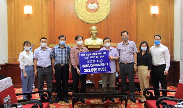 TSKH Phan Xuân Dũng – Chủ tịch VUSTA trao tặng số tiền số tiền ủng hộ phòng chống dịch COVID-19 đến Ủy ban TW Mặt trận Tổ quốc Việt Nam.
