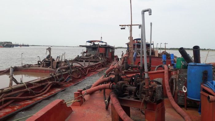 Lực lượng chức năng tỉnh Nam Định bắt giữ 4 con tàu có hành vi hút cát trái phép.