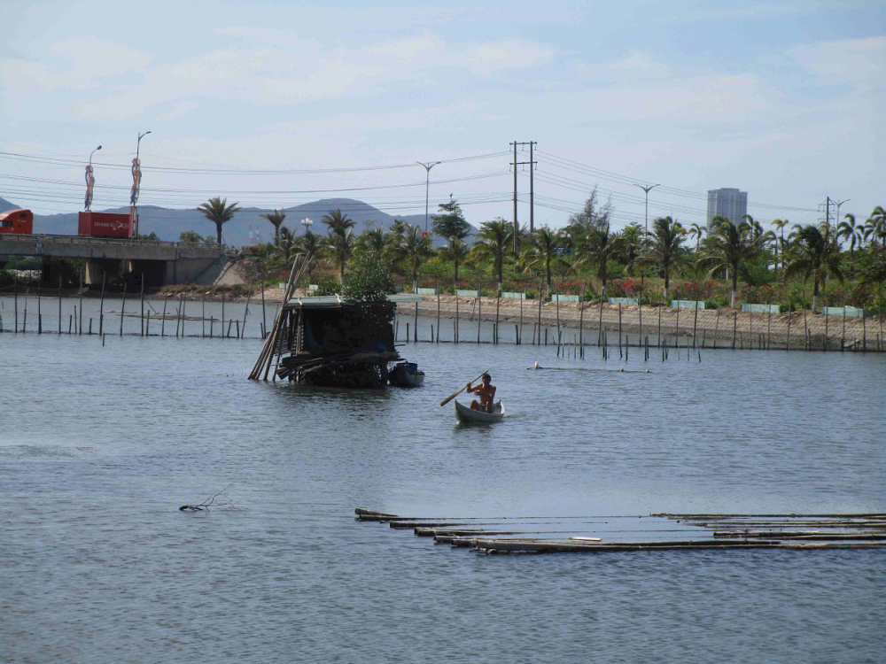 Hồ nuôi tôm, cá tự phát của người dân trên sông Hà Thanh