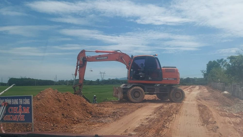 Công ty TNHH Vĩnh Phúc đang thi công tuyến đường liên huyện Can Lộc - Hương Khê