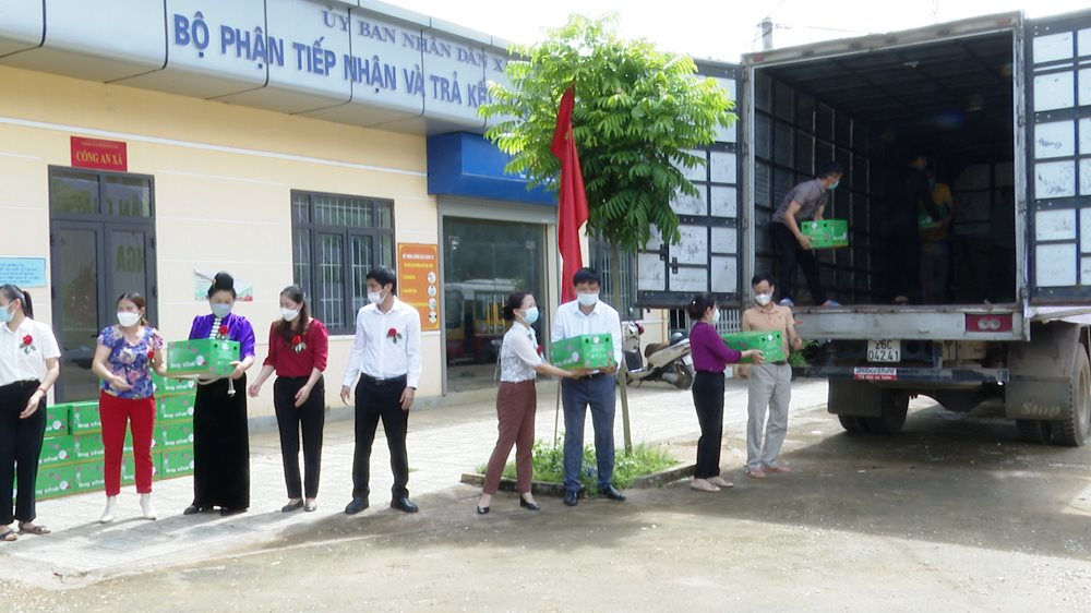 Các đại biểu chuyển thùng hàng thanh long ruột đỏ lên xe đi xuất khẩu.