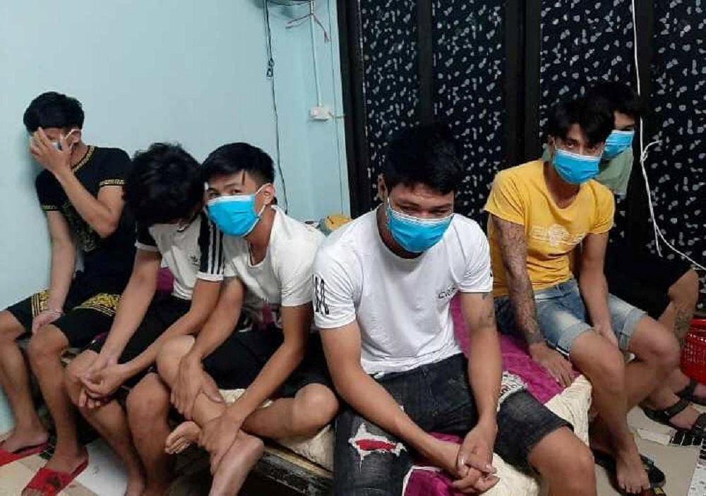 Sáu thanh niên hát karaoke giữa mùa dịch