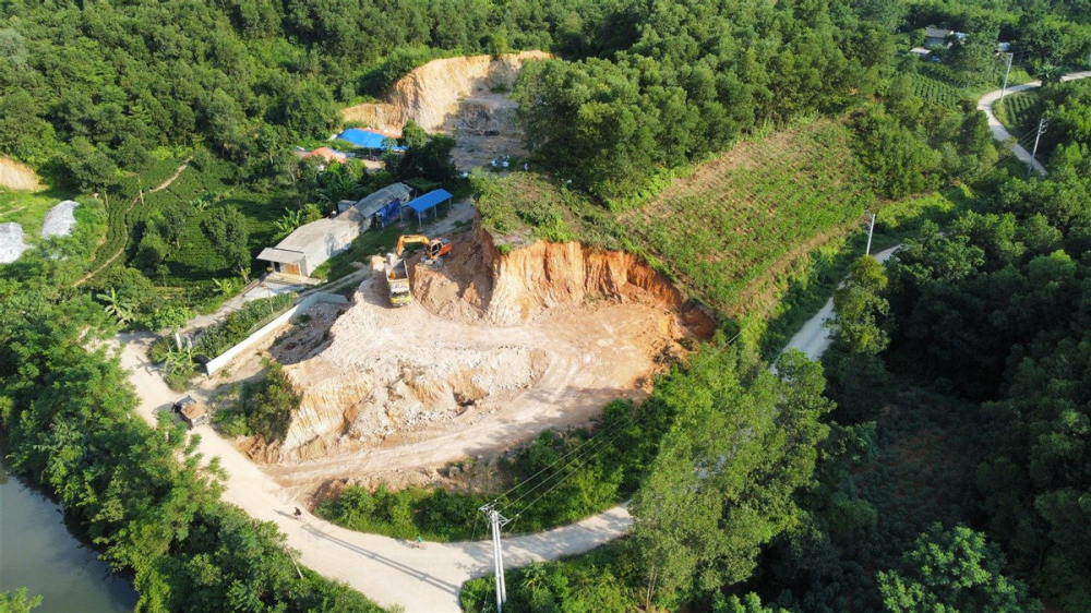 Điểm khai thác đất trái phép tại xóm Thanh Phong 13, xã Bình Thuận, huyện Đại Từ (Thái Nguyên). (Ảnh chụp lúc 16 giờ 15 phút, ngày 30/8/2021)