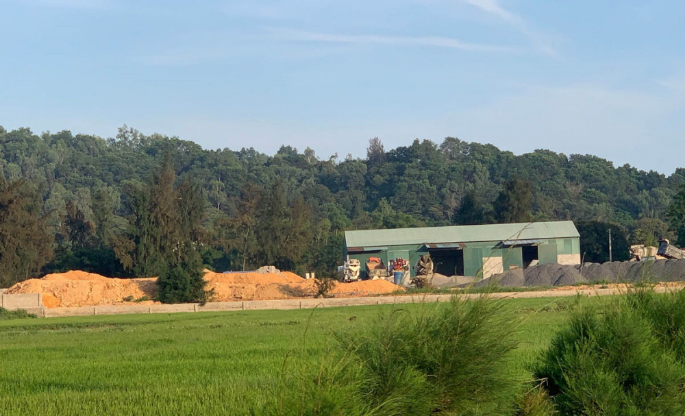 Nhiều hộ dân tại xã Đồng Tiến sử dụng đất nông nghiệp để làm bãi tập kết vật liệu xây dựng trái phép