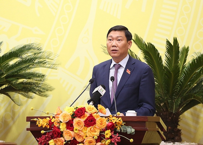Giám đốc Sở KH-ĐT Đỗ Anh Tuấn trình bày Tờ trình Kế hoạch phát triển kinh tế - xã hội 5 năm 2021 - 2025 của TP Hà Nội.