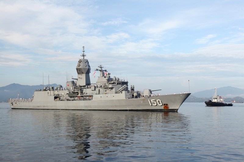 Tàu Hộ vệ trực thăng HMAS Anzac (Số hiệu 150), tàu Hậu cần Sirius (Số hiệu 266) và tàu Đổ bộ trực thăng HMAS Canberra (số hiệu L02) neo tại Cảng quốc tế Cam Ranh trong khuôn khổ chương trình Nỗ Lực Ấn Độ Dương-Thái Bình Dương