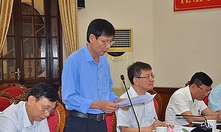 Ông Nguyễn Văn Luệ - Chủ tịch UBND huyện Hậu Lộc (đứng) ký hàng loạt quyết định bổ nhiệm đúng ngày bản thân ông có thông báo nghỉ hưu