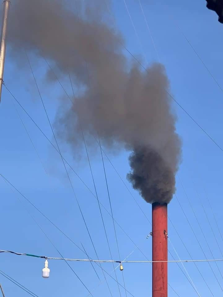 Khí thải của nhà máy xả ra môi trường bên ngoài (Ảnh người dân cung cấp)
